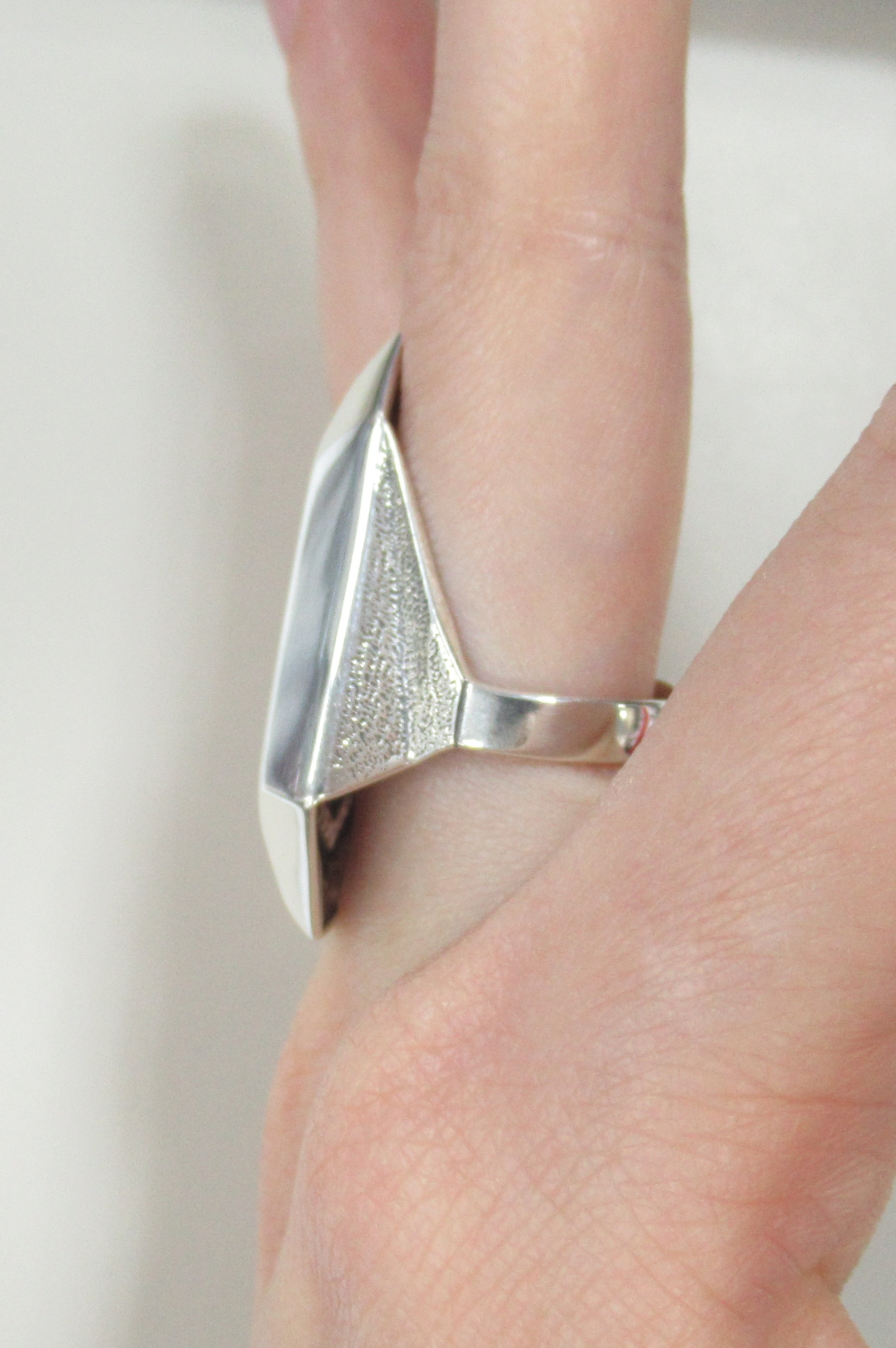 Серебряное кольцо с чароитом